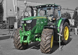 JOHN DEERE 6215R 