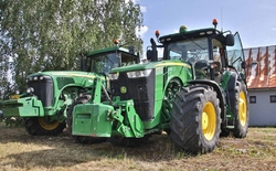 JOHN DEERE 8320R a 8220 